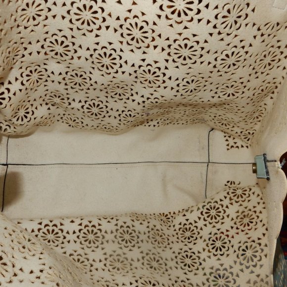 laser cut floral tote - Picture 3 of 3